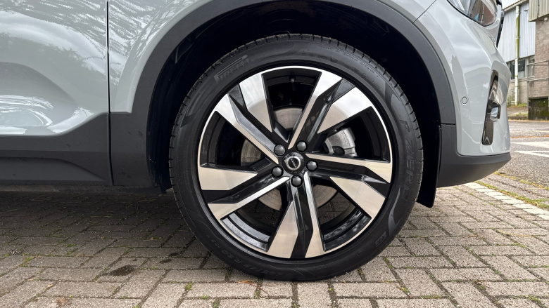 Volvo XC40 2.0 B4P Ultra Dark 5dr Auto Petrol Estate